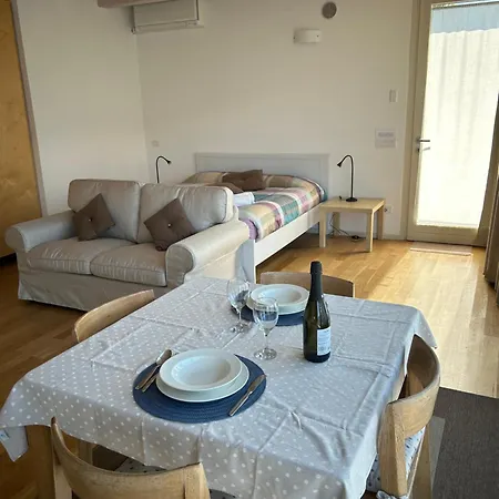 The House On The Shore ديرفيو